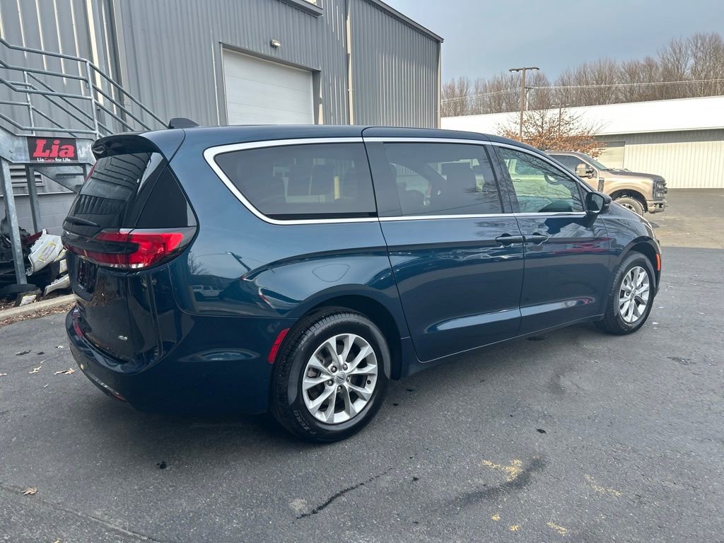 Used 2025 Chrysler Pacifica Select image 4
