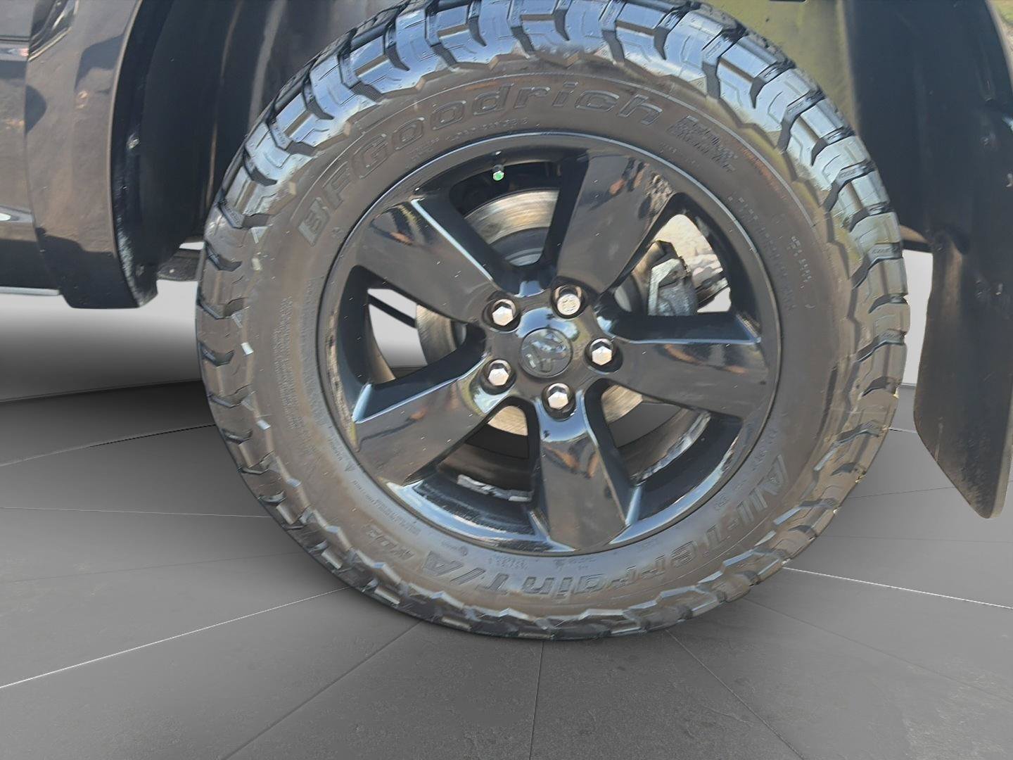 Used 2018 RAM 1500 SLT AWD/4WD image 11