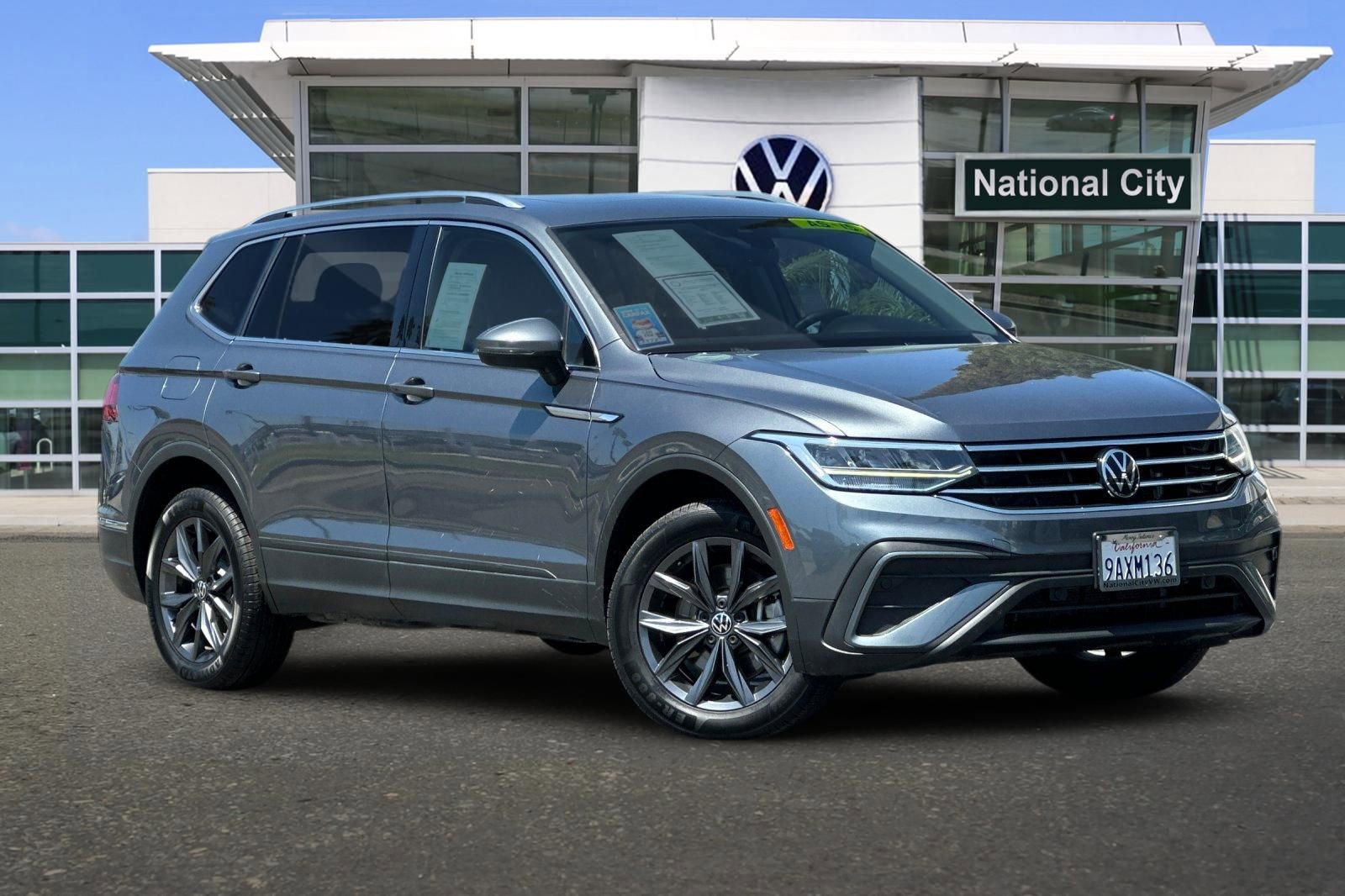 Used 2022 Volkswagen Tiguan SE w/ Panoramic Sunroof Package FWD image 2