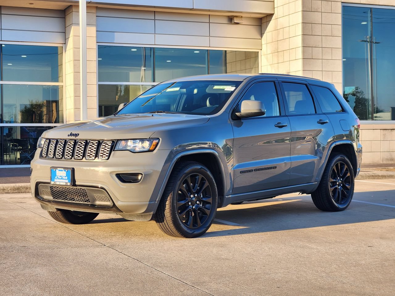 Used 2022 Jeep Grand Cherokee Laredo X RWD image 3