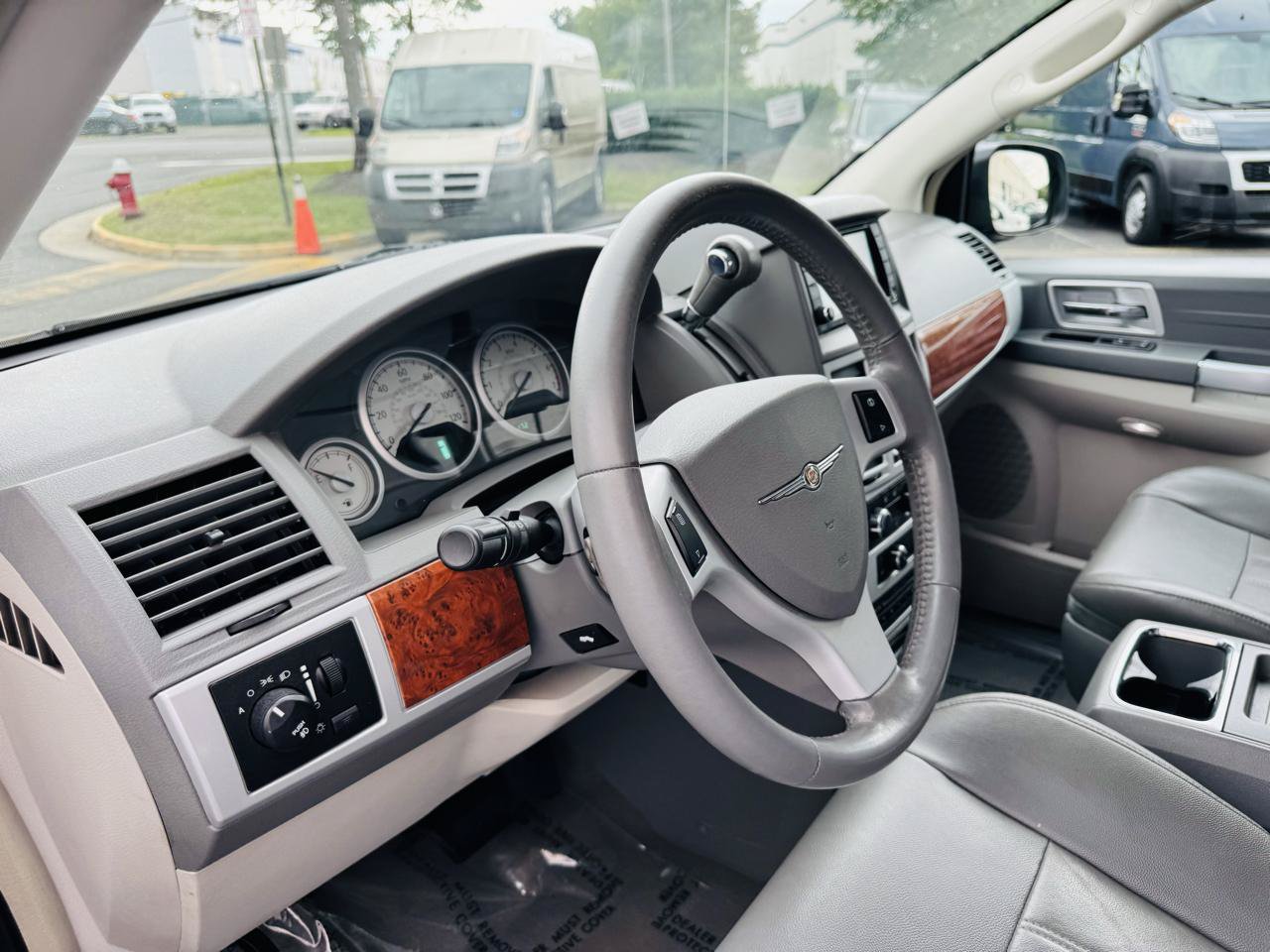 Used 2008 Chrysler Town & Country Touring FWD image 14