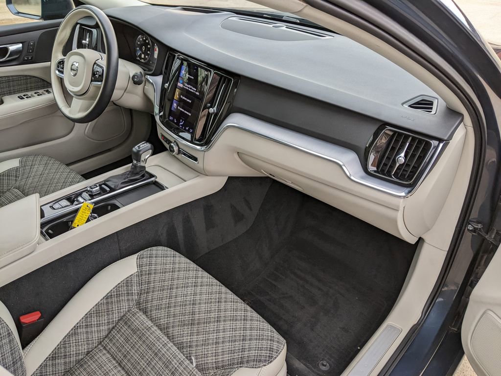 Used 2021 Volvo V60 T5 Momentum image 21