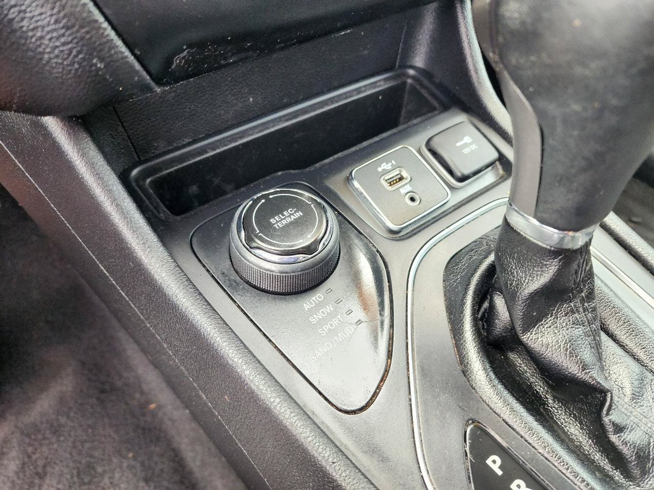 Used 2020 Jeep Cherokee Latitude Plus w/ Cold Weather Group AWD/4WD image 19