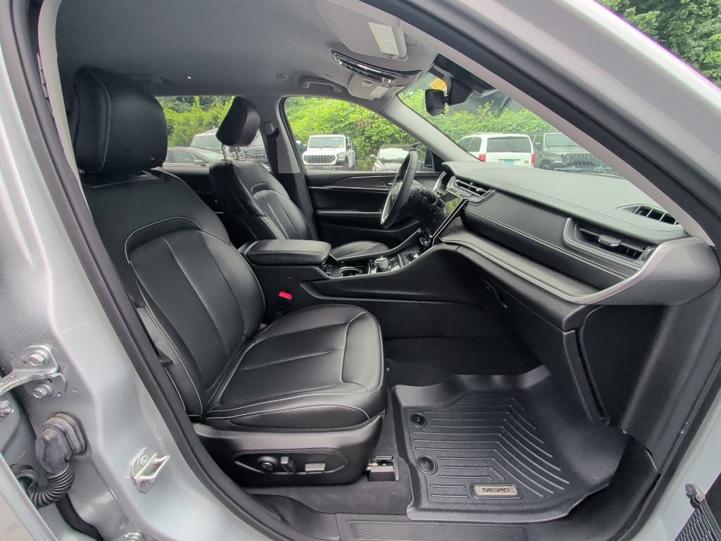 Used 2023 Jeep Grand Cherokee L Limited AWD/4WD image 16