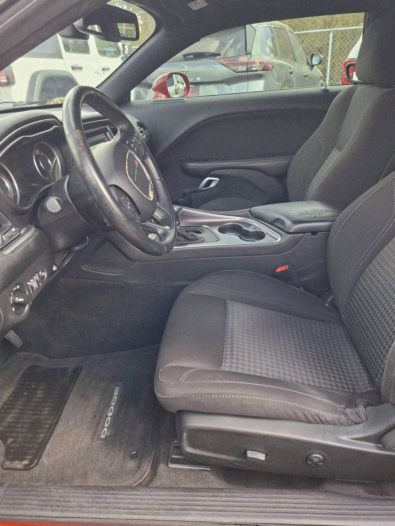 Used 2015 Dodge Challenger SXT image 7