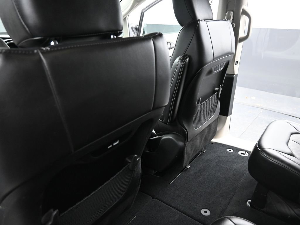 Used 2024 Chrysler Pacifica Touring-L image 19