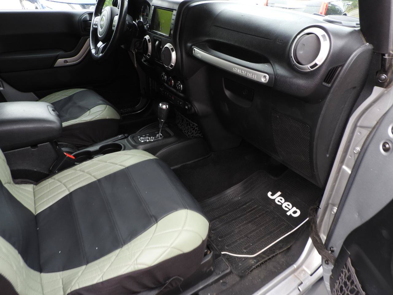 Used 2015 Jeep Wrangler Sahara w/ Connectivity Group AWD/4WD image 8
