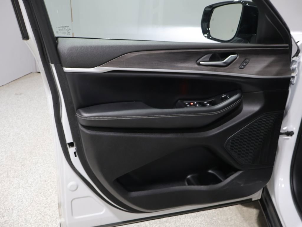 Certified 2023 Jeep Grand Cherokee Limited w/ Black Appearance Package image 14