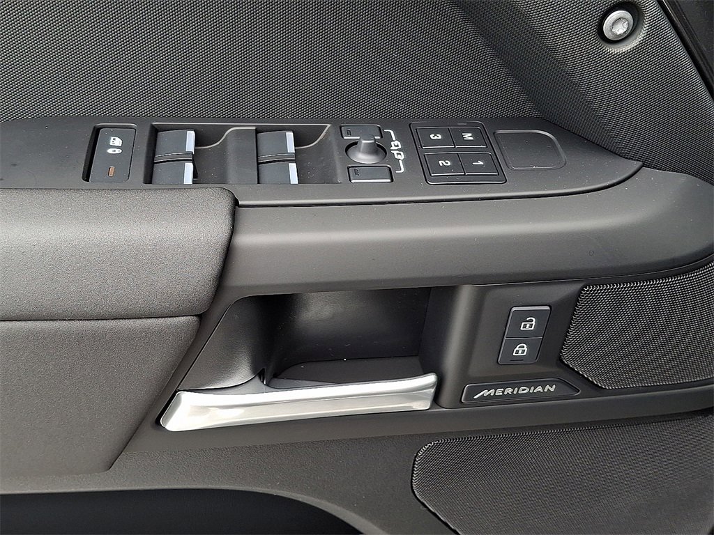 New 2025 Land Rover Defender 110 S image 8