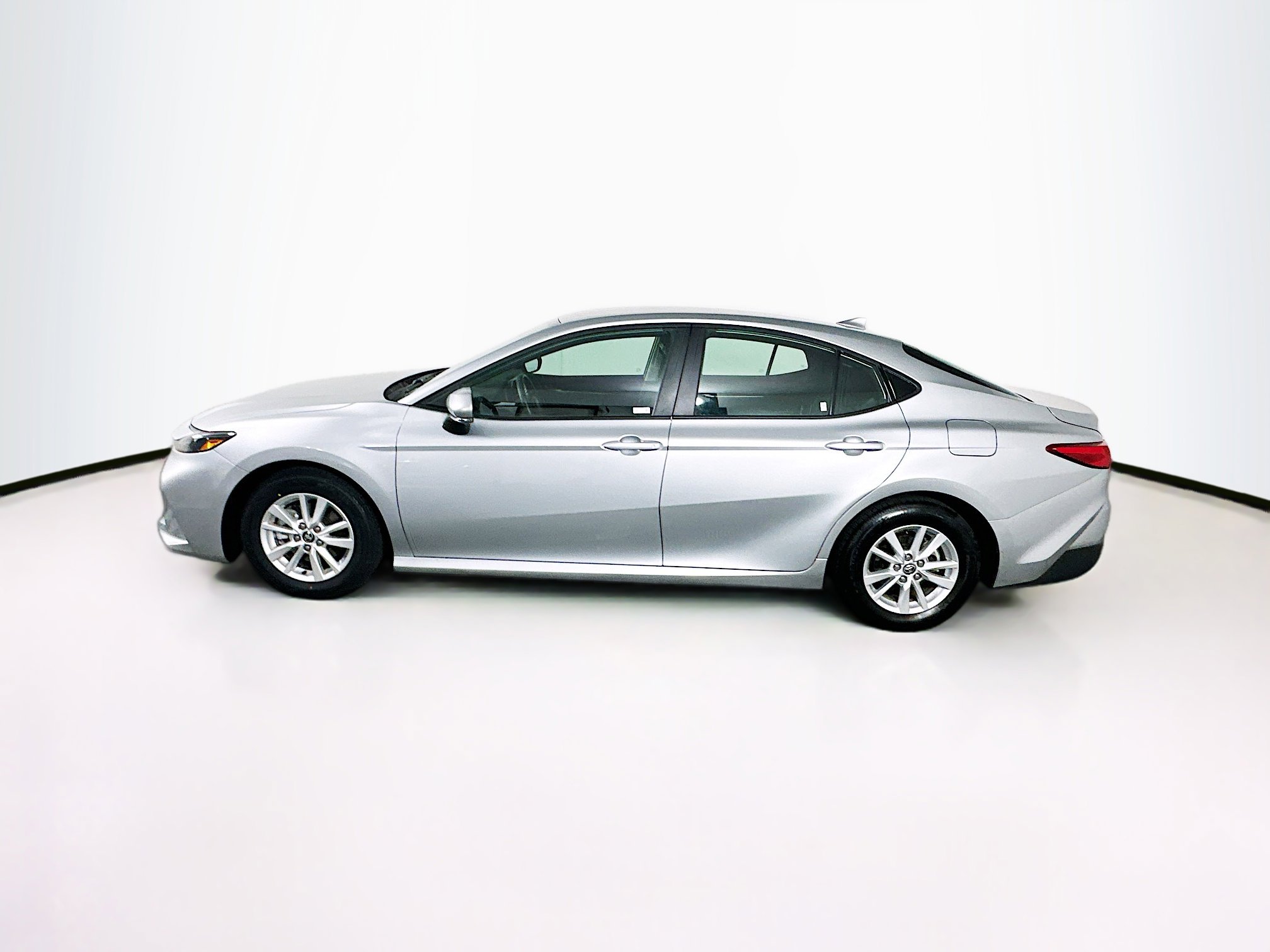 Used 2025 Toyota Camry LE FWD image 4