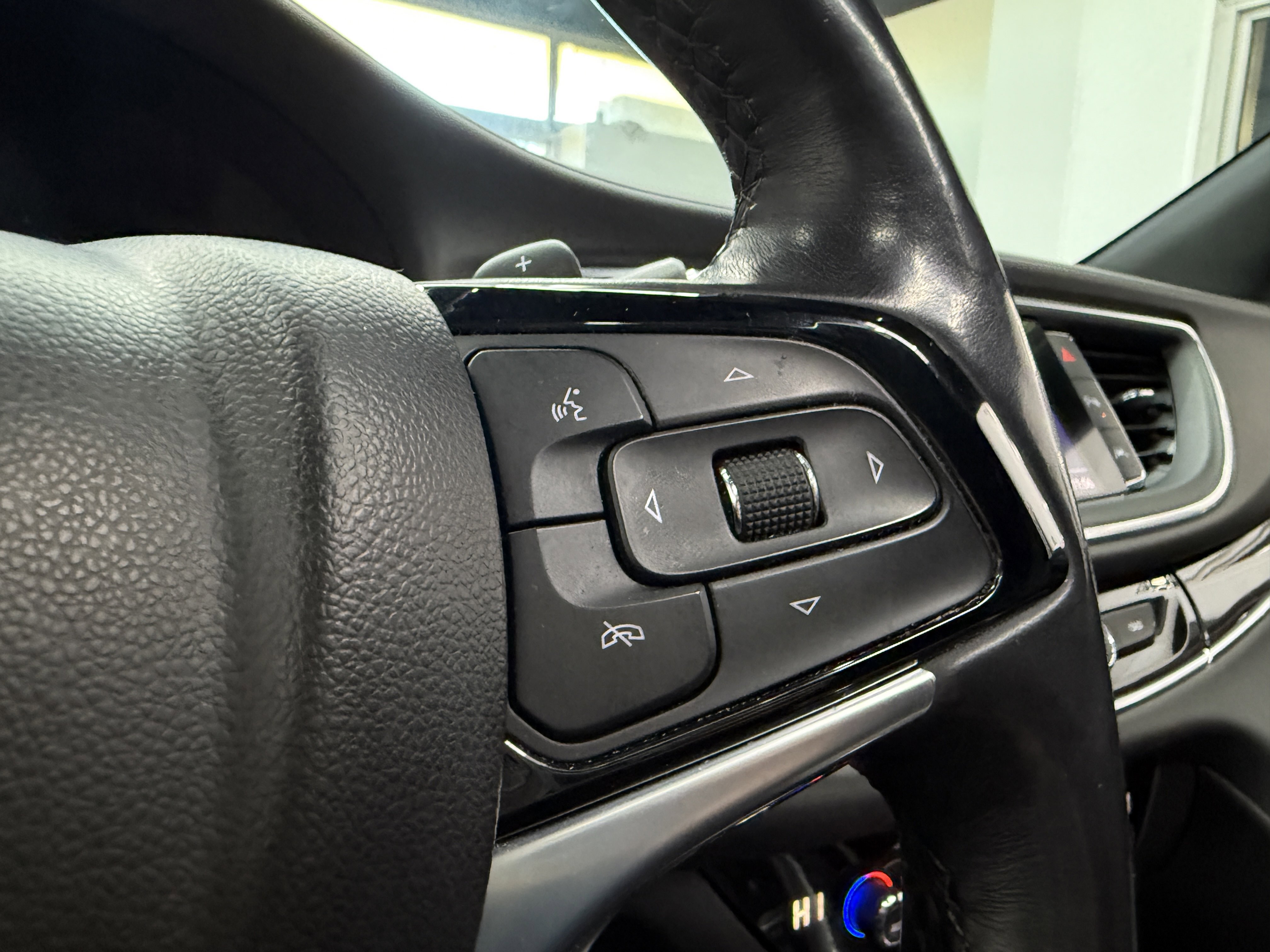 Used 2023 Buick Enclave Avenir image 19