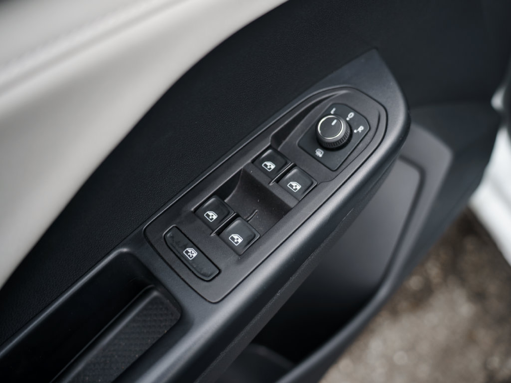 Certified 2025 Volkswagen Taos SE AWD/4WD image 16
