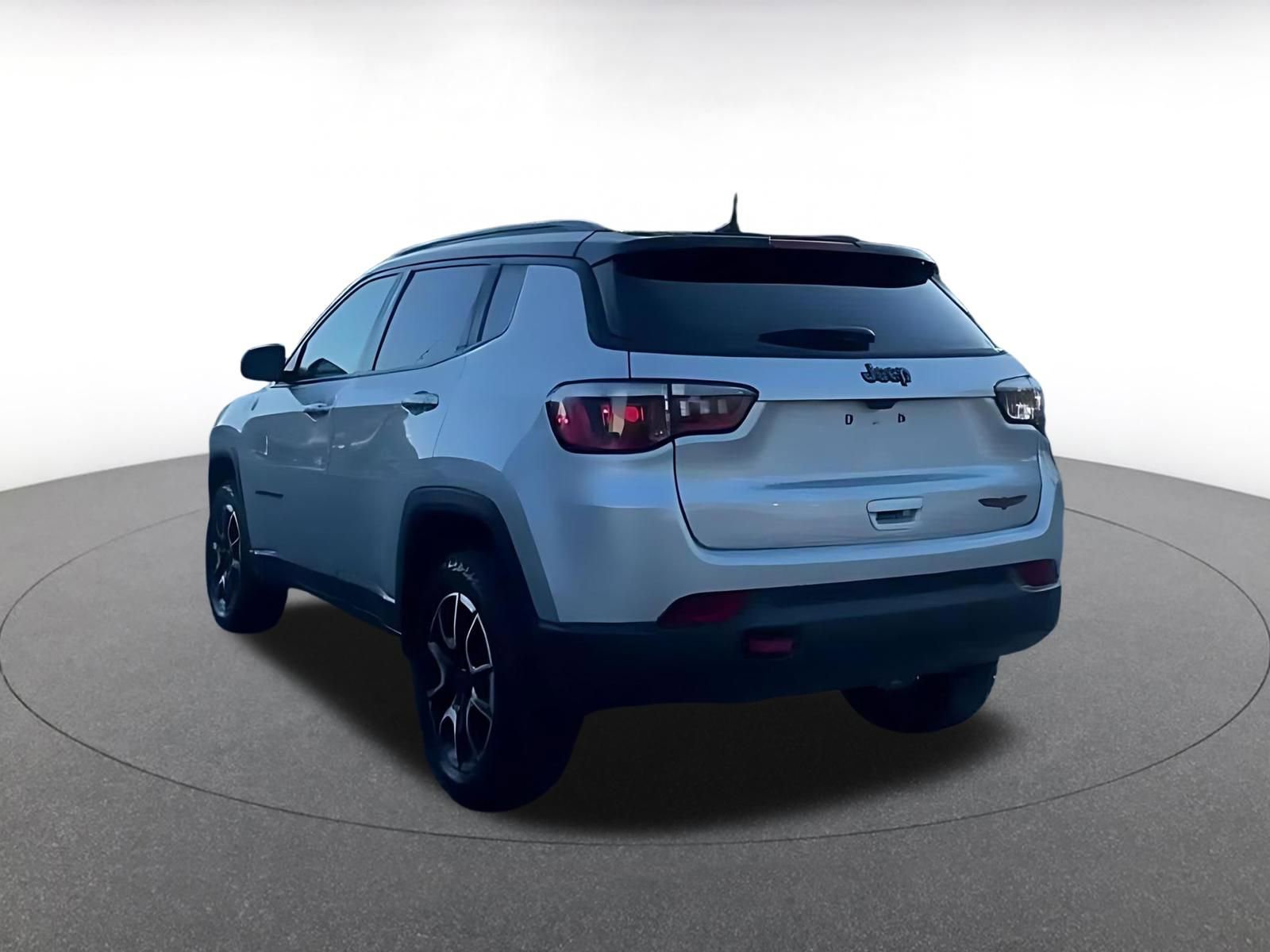 Used 2025 Jeep Compass Trailhawk AWD/4WD image 10
