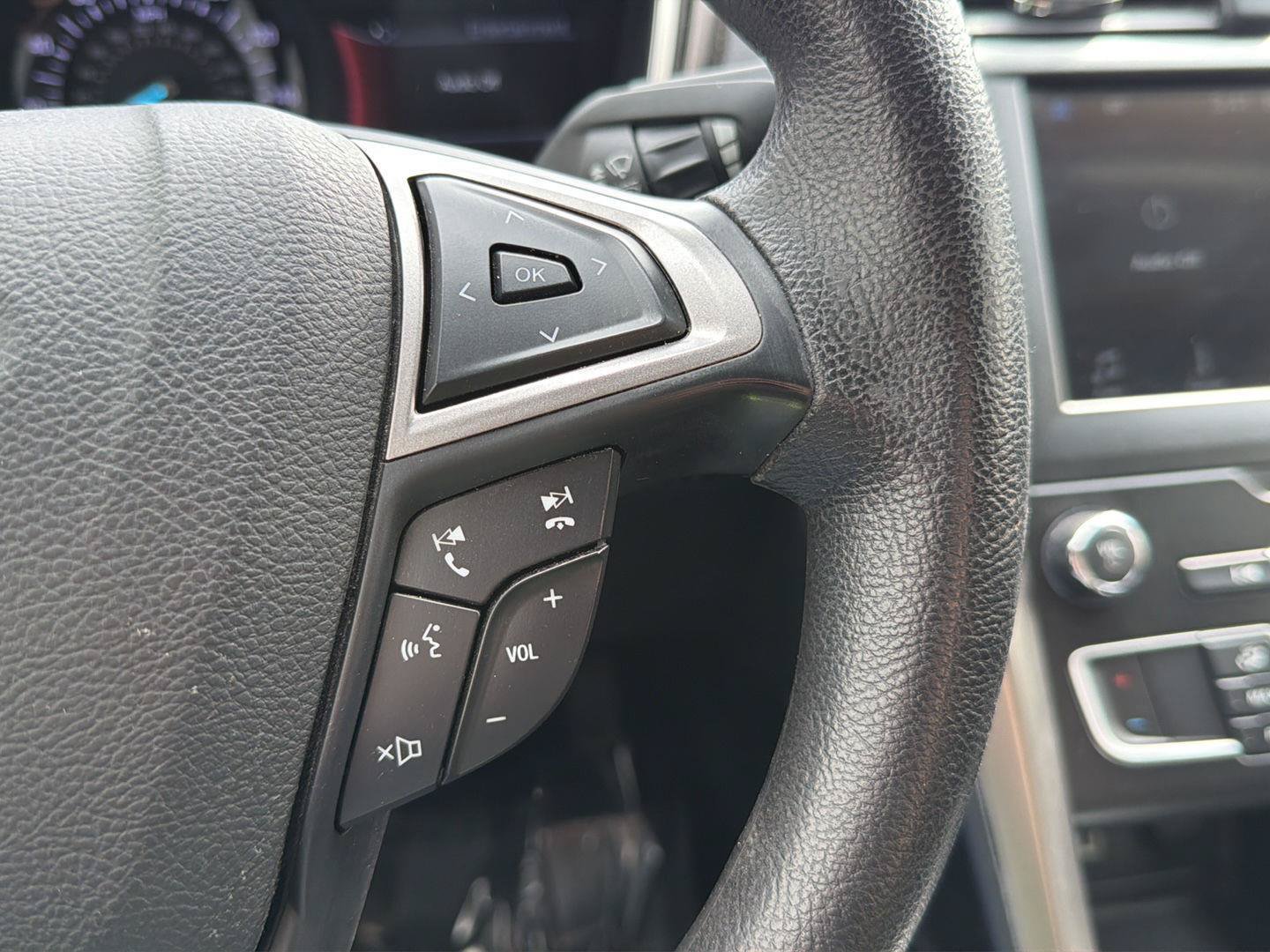 Used 2019 Ford Fusion SE FWD image 22