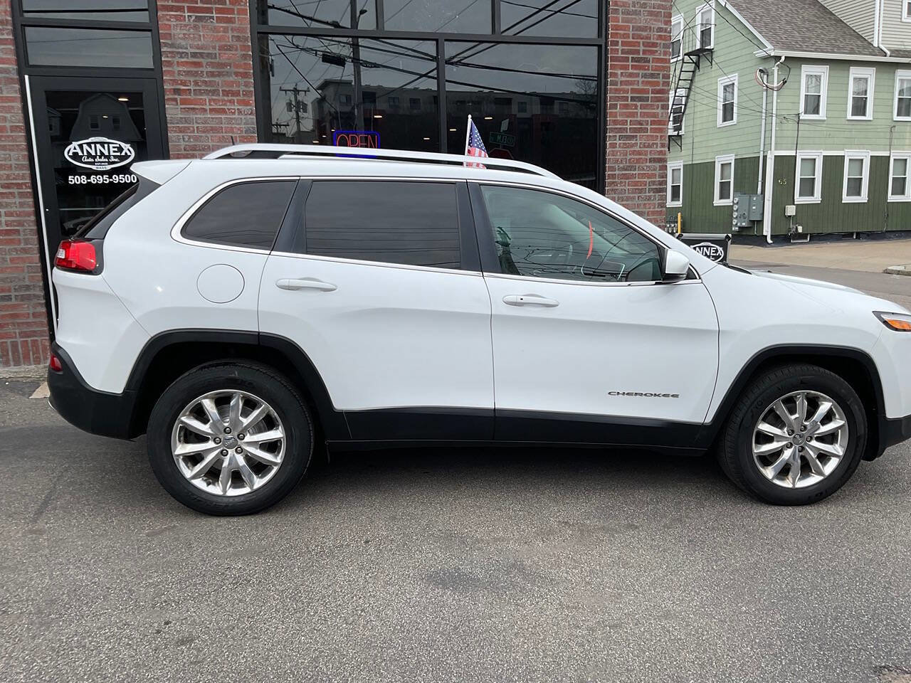 Used 2017 Jeep Cherokee Limited image 5