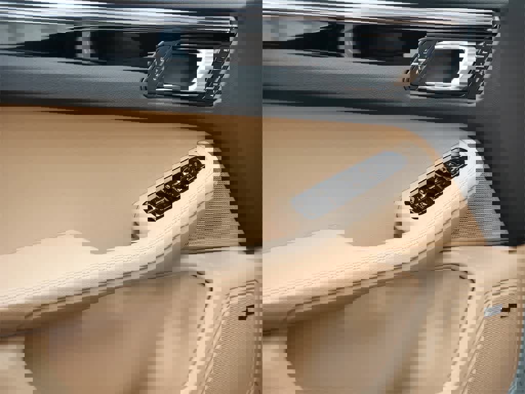 Used 2025 Porsche Macan image 11