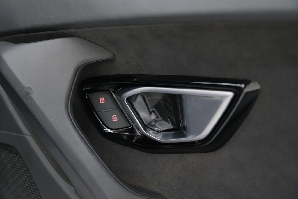 Used 2021 Lamborghini Huracan EVO image 36