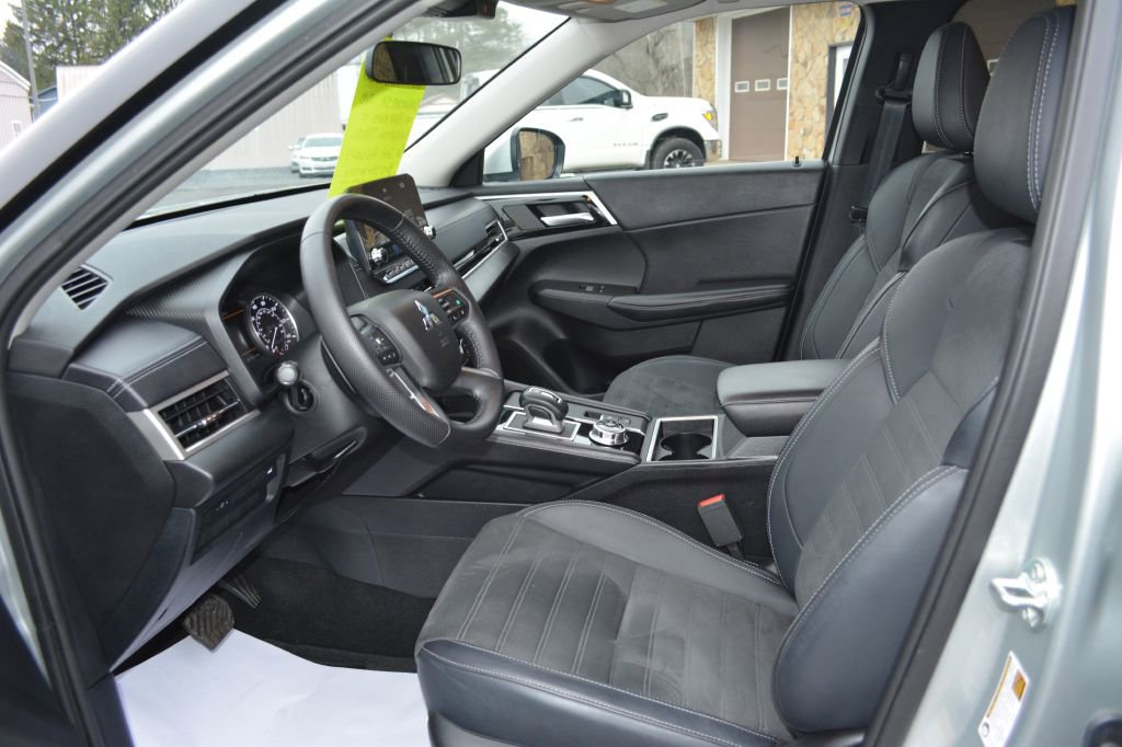 Used 2024 Mitsubishi Outlander SE image 12