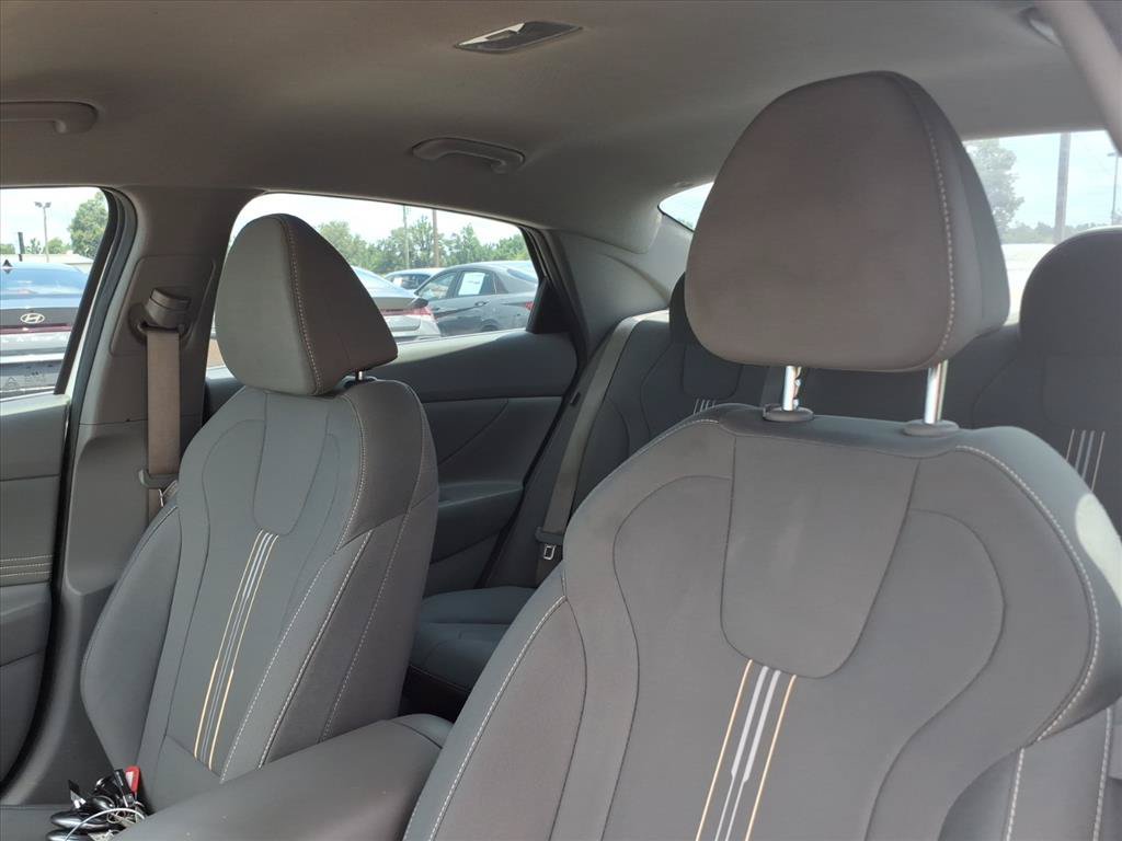 Used 2025 Hyundai Elantra Sport FWD image 17