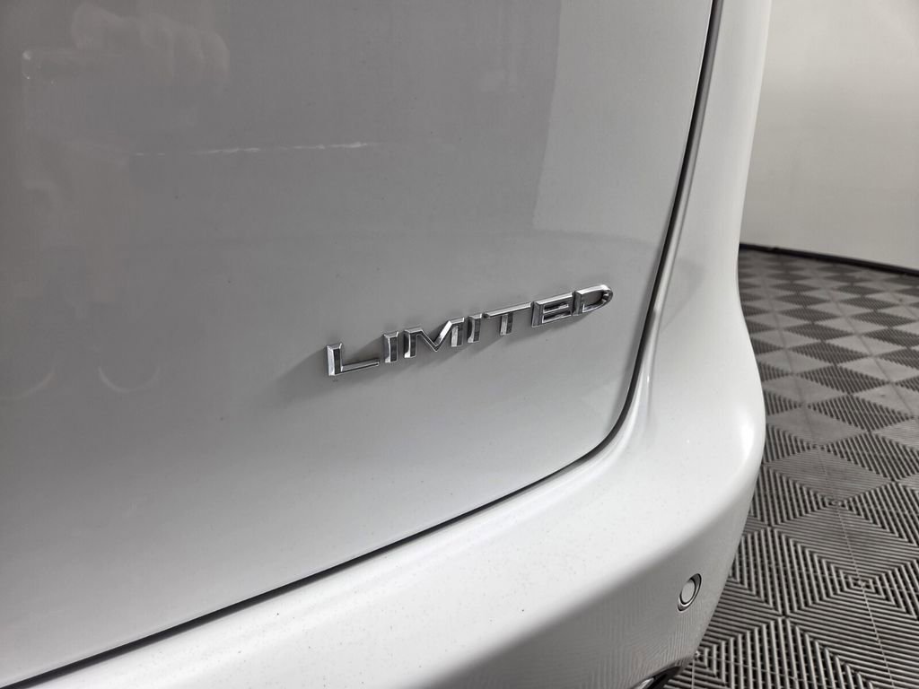 Used 2023 Chrysler Pacifica Limited w/ Uconnect Theater Family Group image 26