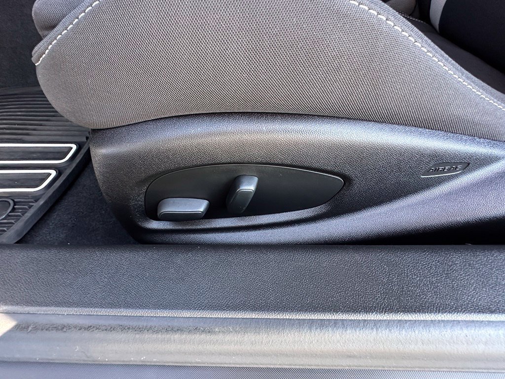 Used 2018 Chevrolet Camaro SS RWD image 17