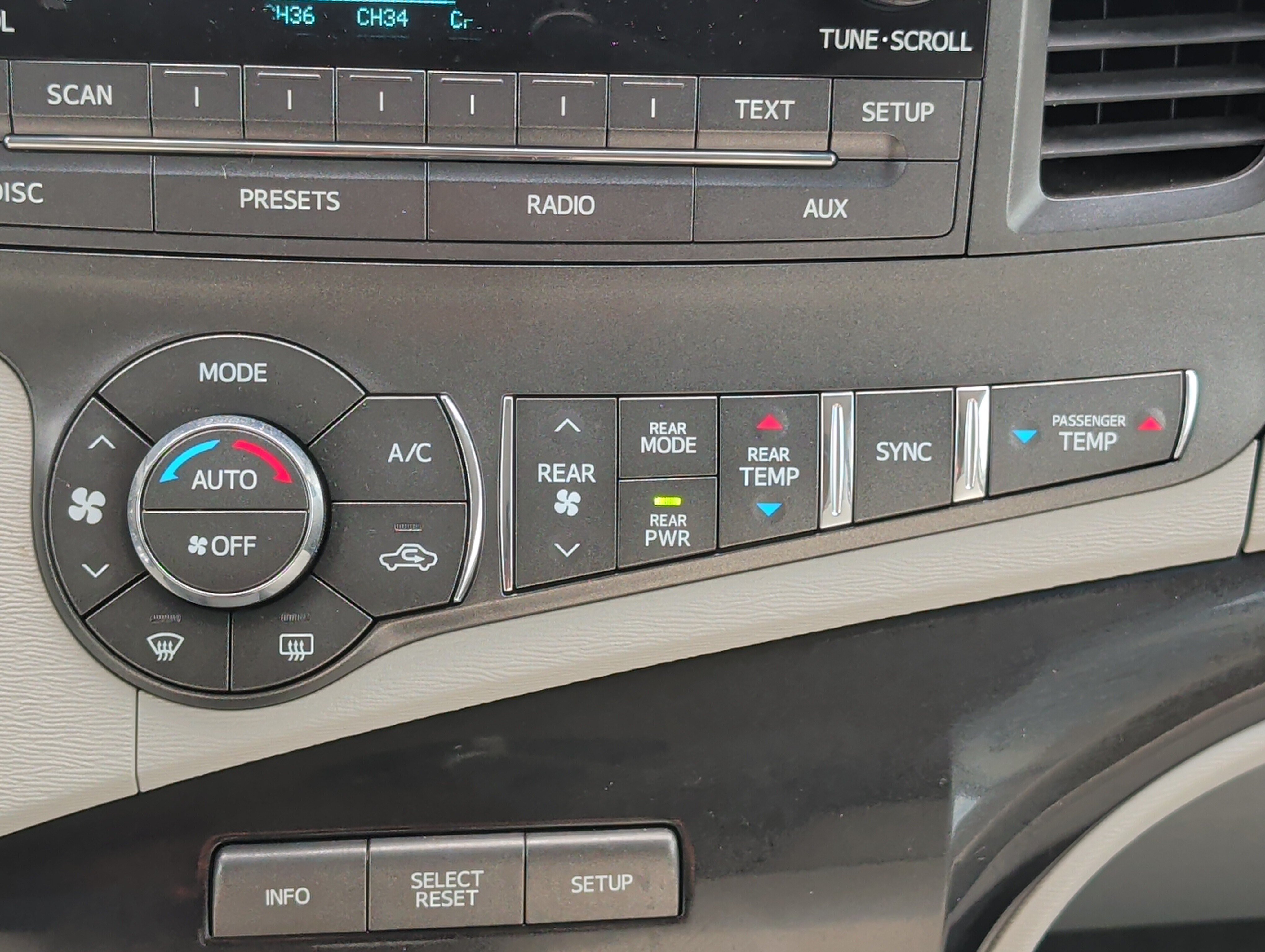 Used 2013 Toyota Sienna LE w/ Towing Pkg AWD/4WD image 25