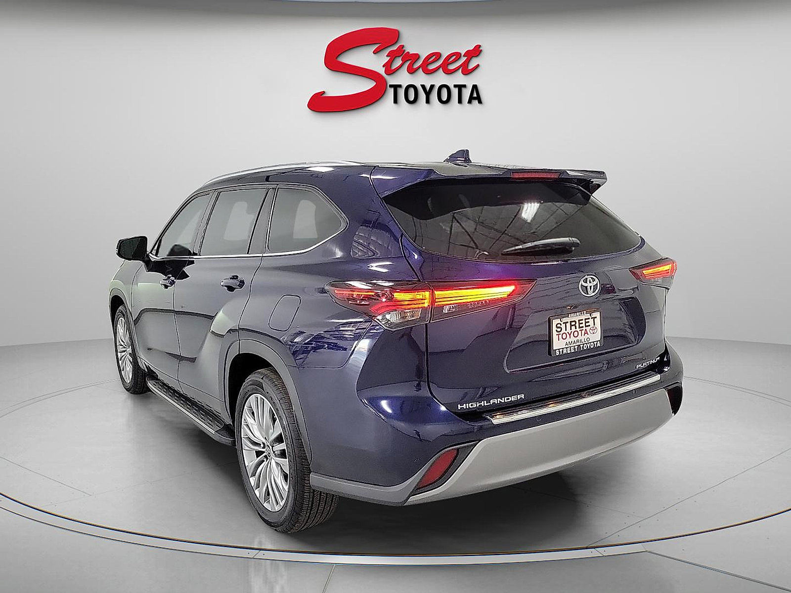 Certified 2024 Toyota Highlander Platinum FWD image 2