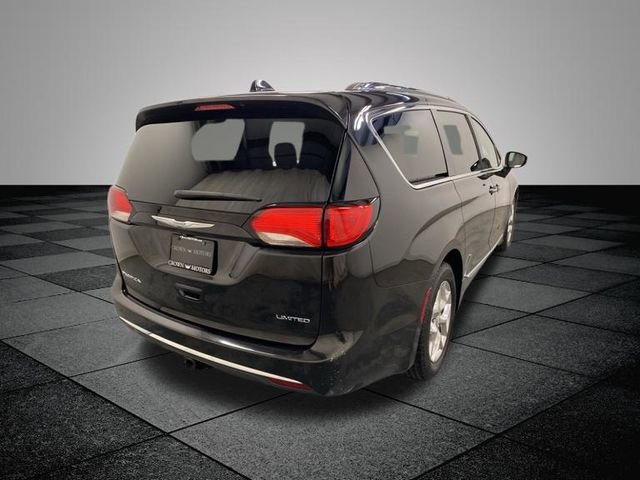 Used 2017 Chrysler Pacifica Limited w/ UConnect Theater Package FWD image 7
