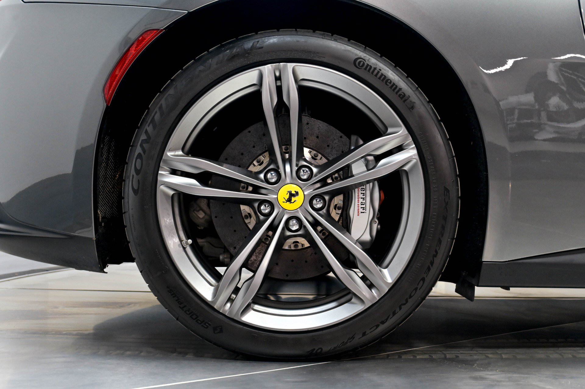 Used 2017 Ferrari GTC4Lusso AWD/4WD image 23