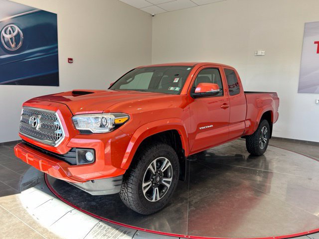 Used 2017 Toyota Tacoma TRD Sport w/ Tow Package (A/T) AWD/4WD image 3