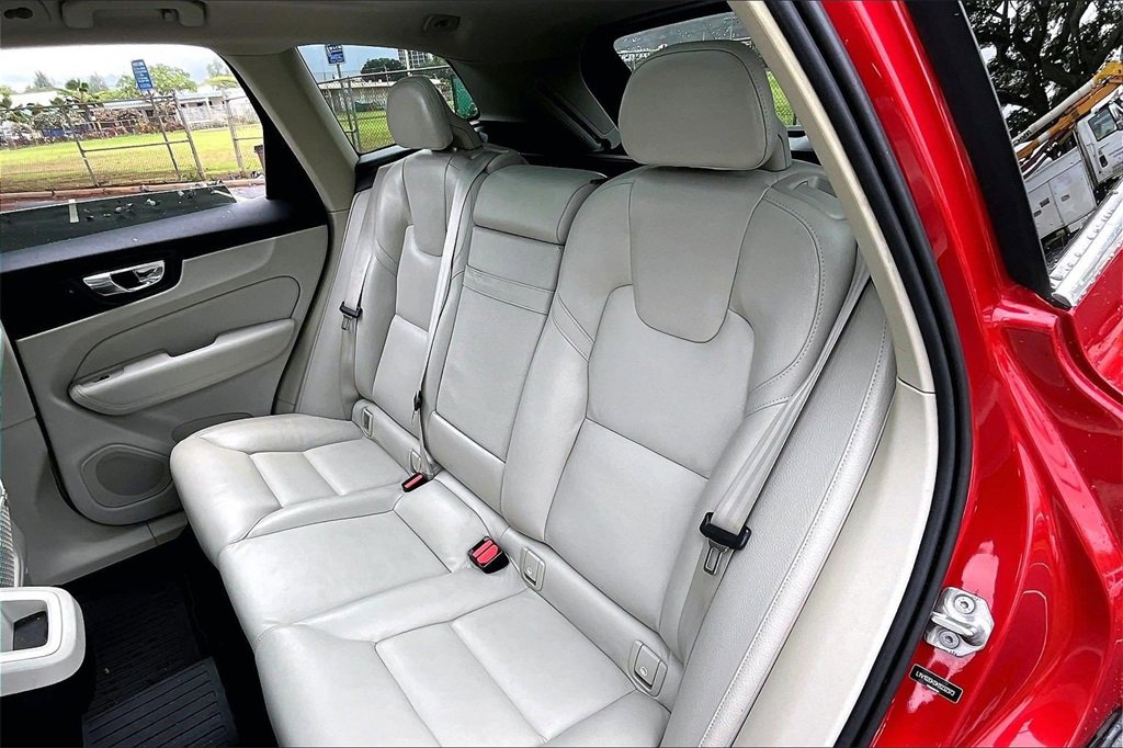 Used 2019 Volvo XC60 T5 Momentum w/ Premium Package image 28