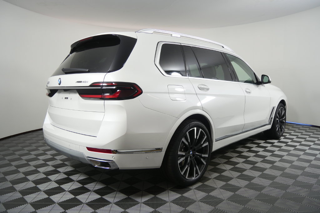 Used 2027 BMW X7 xDrive40i AWD/4WD image 4