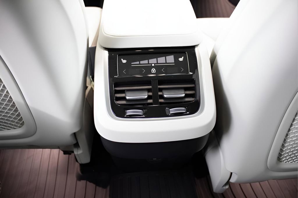 Certified 2025 Volvo XC90 B6 Plus w/ Protection Package Premier image 23