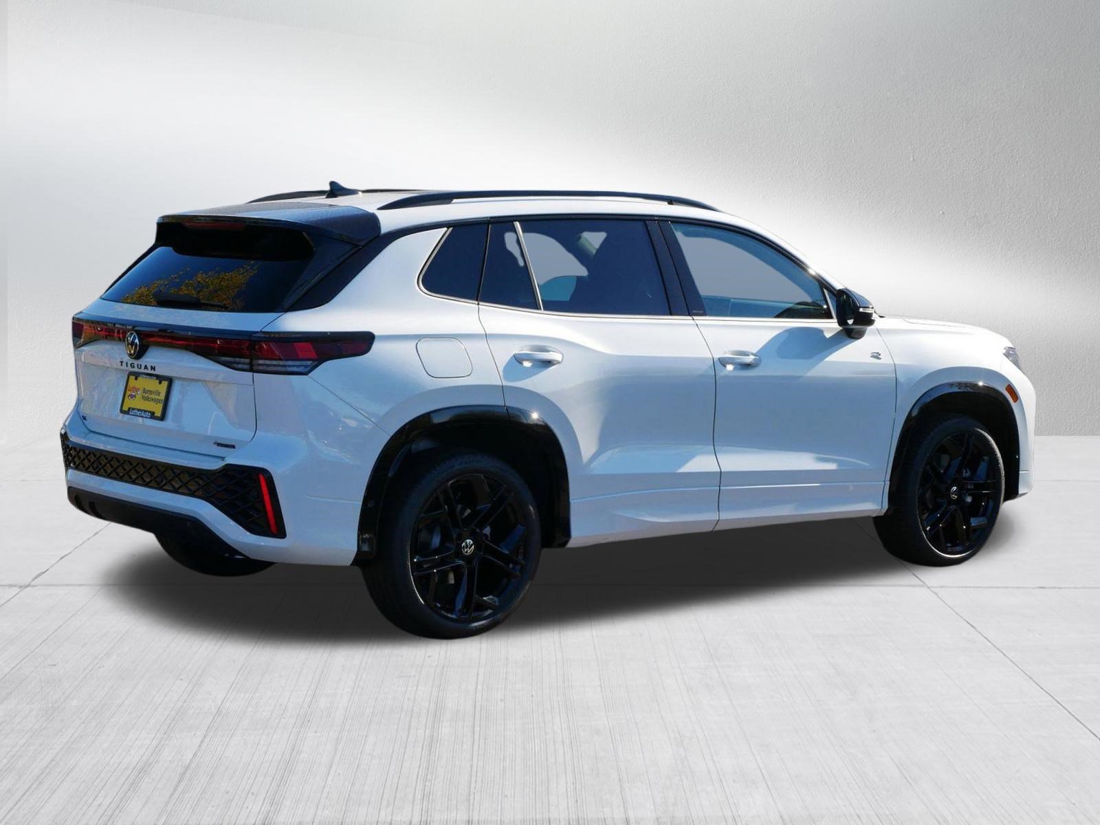 New 2026 Volkswagen Tiguan SE R-Line image 4