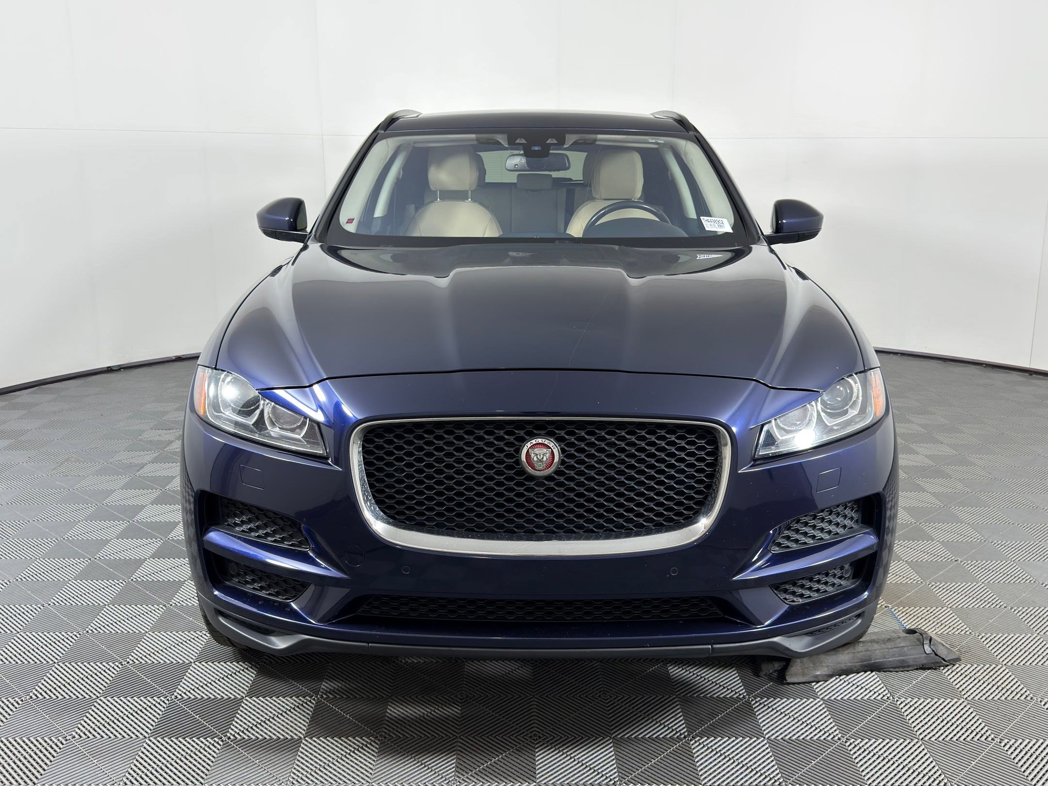 Used 2017 Jaguar F-PACE Premium image 6