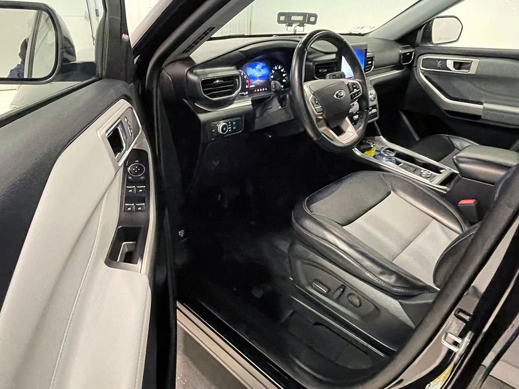Used 2022 Ford Explorer XLT w/ Equipment Group 202A image 17
