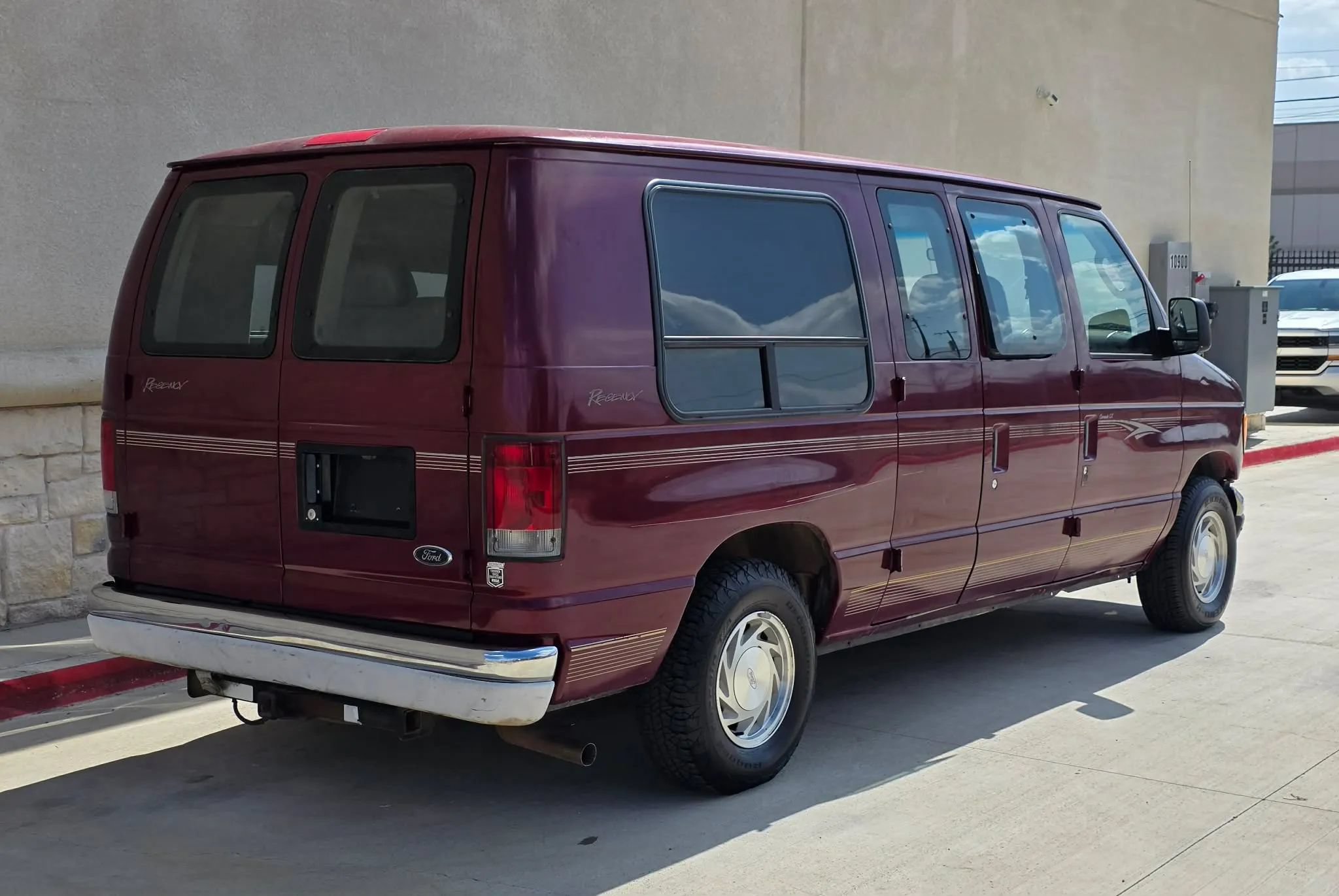 Used 2003 Ford E-150 and Econoline 150 RWD image 3