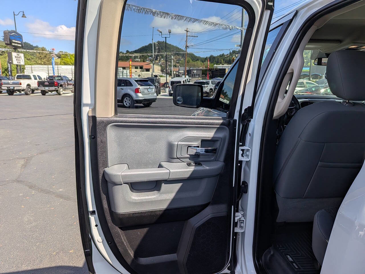 Used 2017 RAM 1500 Classic SLT AWD/4WD image 15