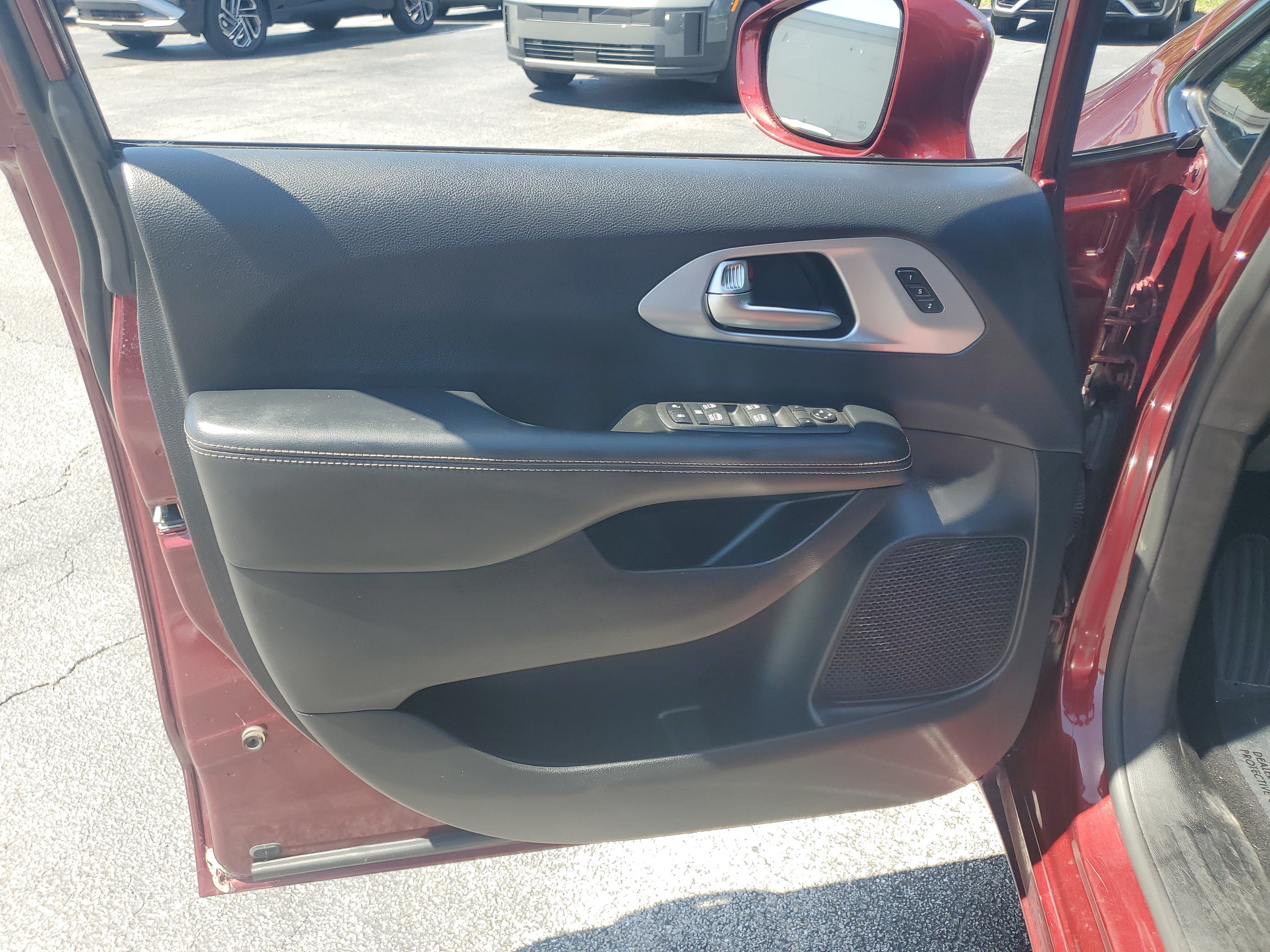 Used 2021 Chrysler Pacifica Touring-L w/ Uconnect Theater Family Group AWD/4WD image 23