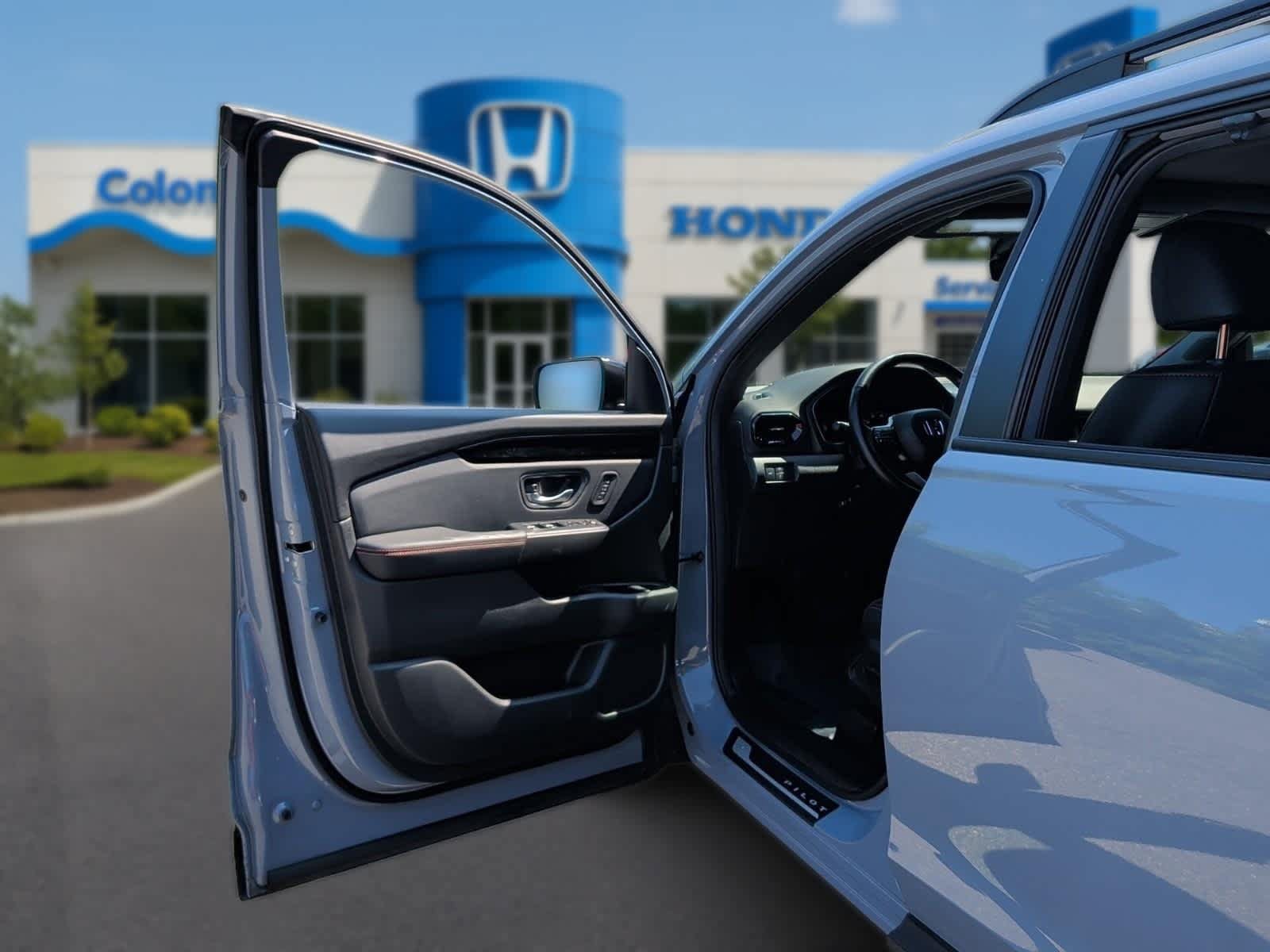 Used 2025 Honda Pilot TrailSport image 11