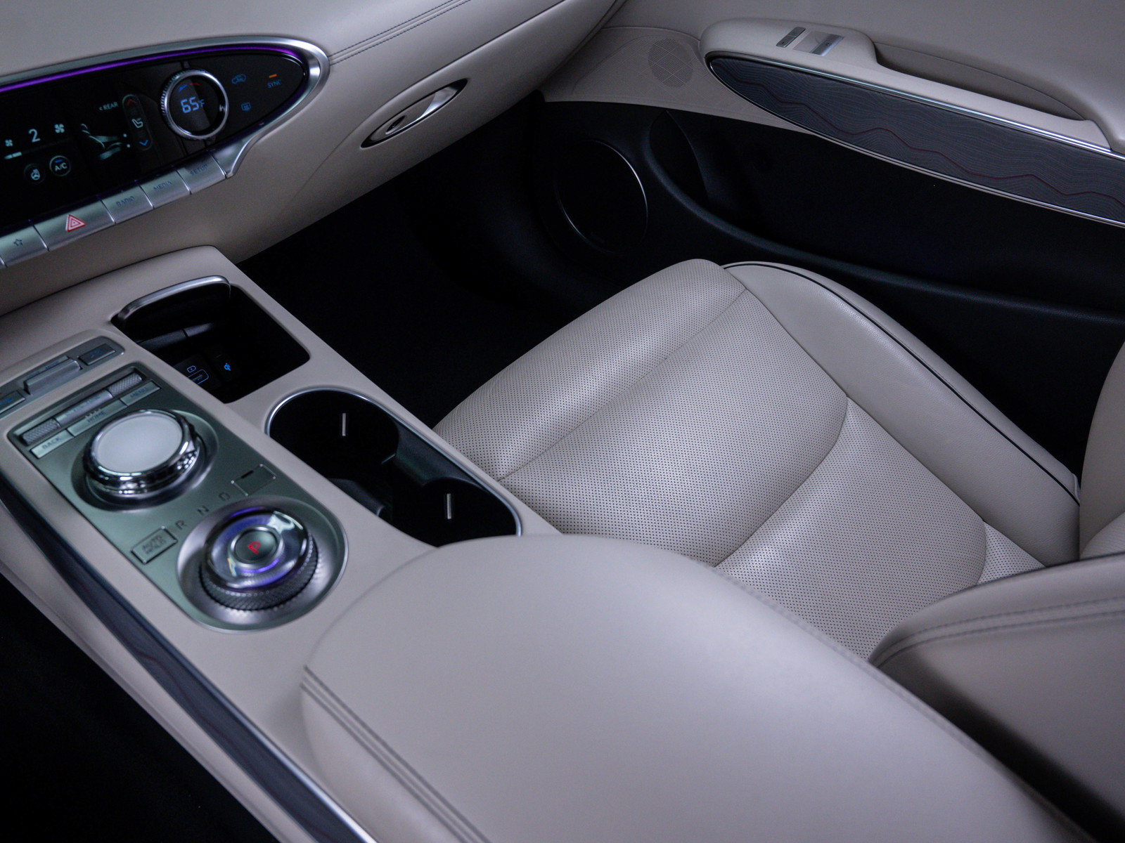 Used 2022 Genesis GV70 2.5T w/ Advanced Package image 28