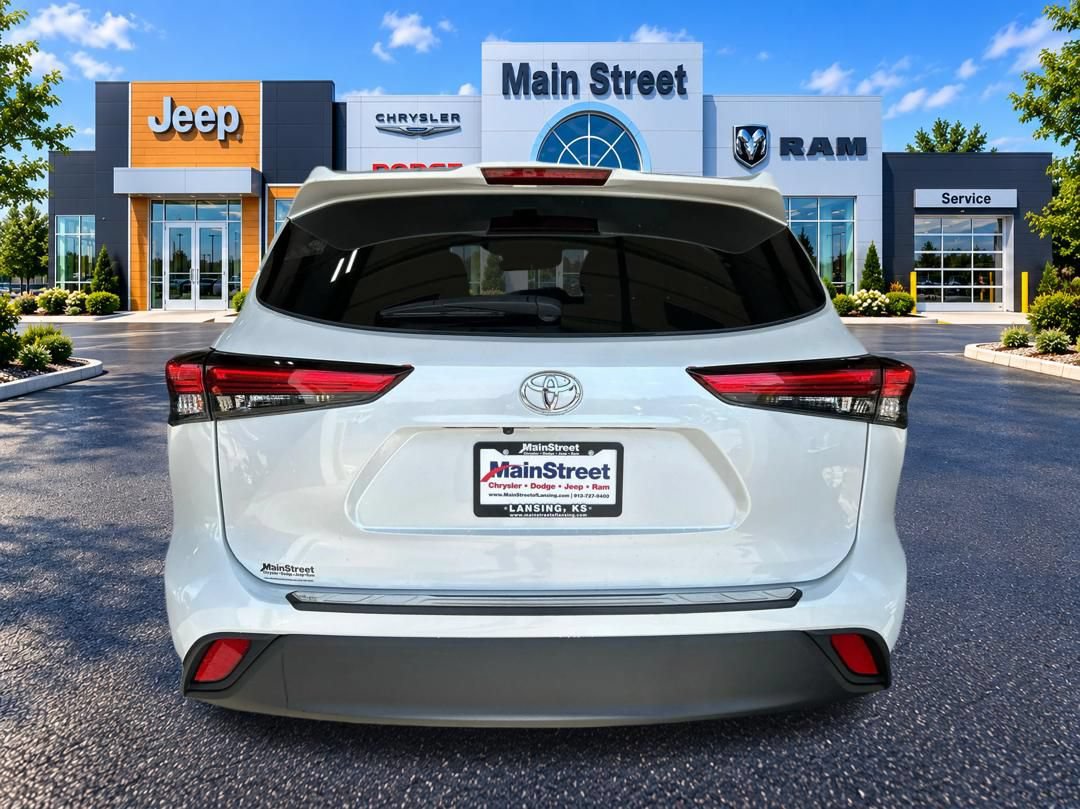 Used 2022 Toyota Highlander XLE AWD/4WD image 4