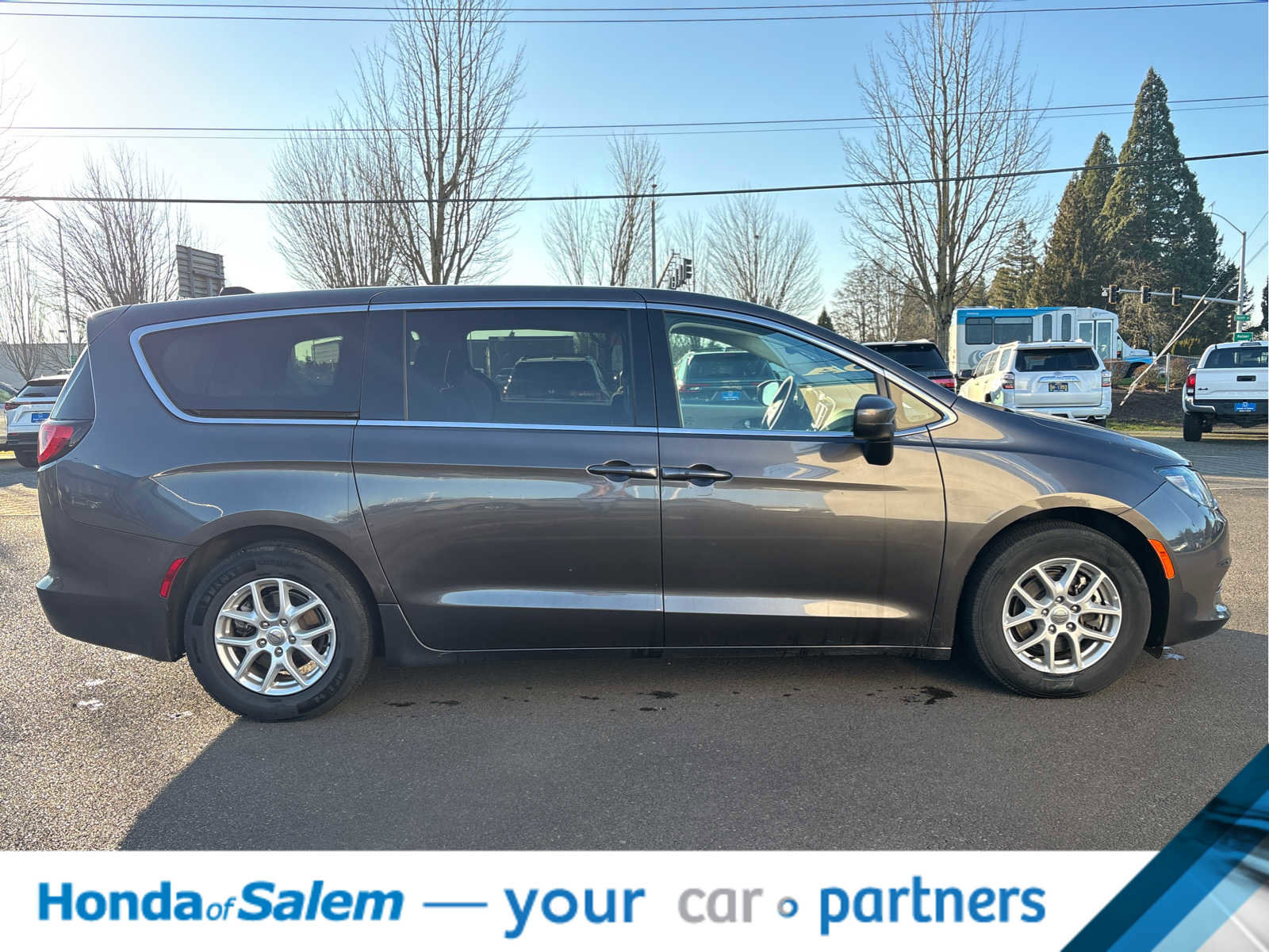 Used 2023 Chrysler Voyager LX image 7