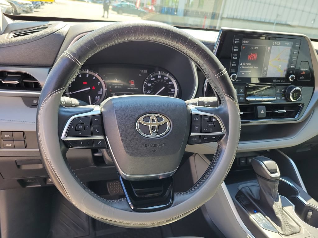 Used 2020 Toyota Highlander XLE AWD/4WD image 27