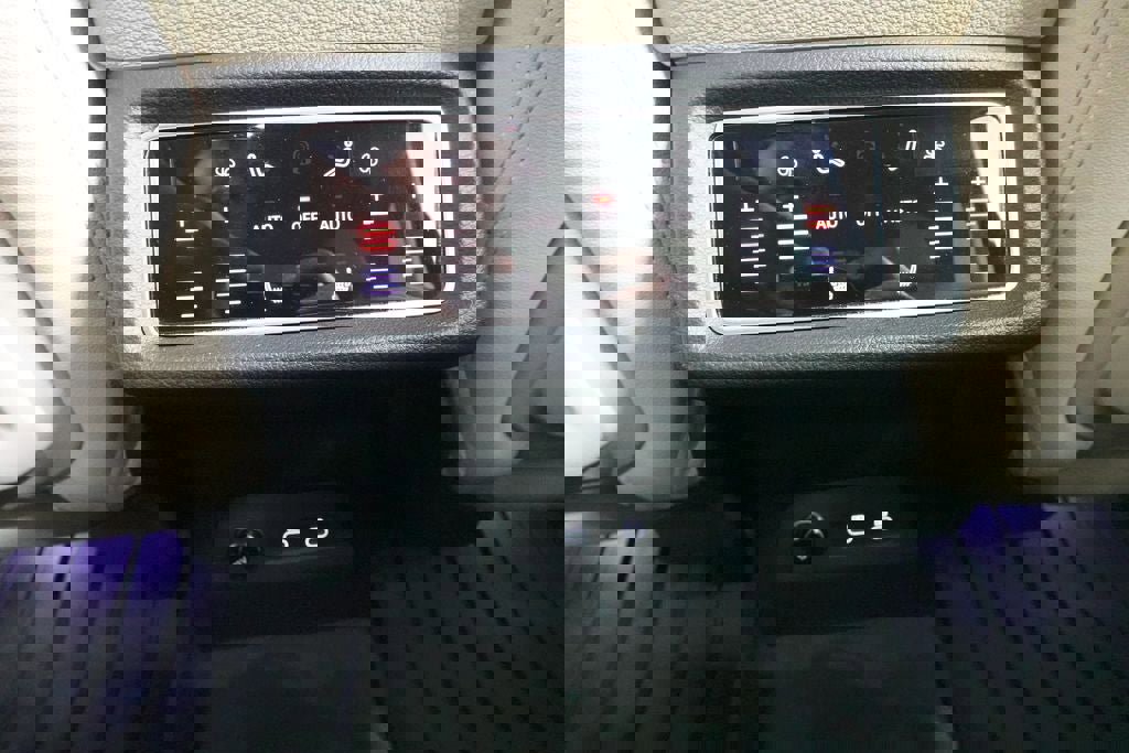 Used 2024 Audi Q8 e-tron Premium Plus w/ Premium Plus Package image 12