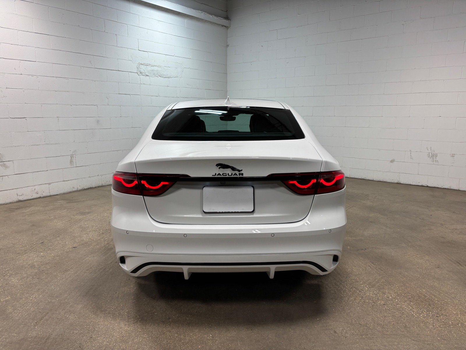 Used 2024 Jaguar XF R-Dynamic SE AWD/4WD image 8