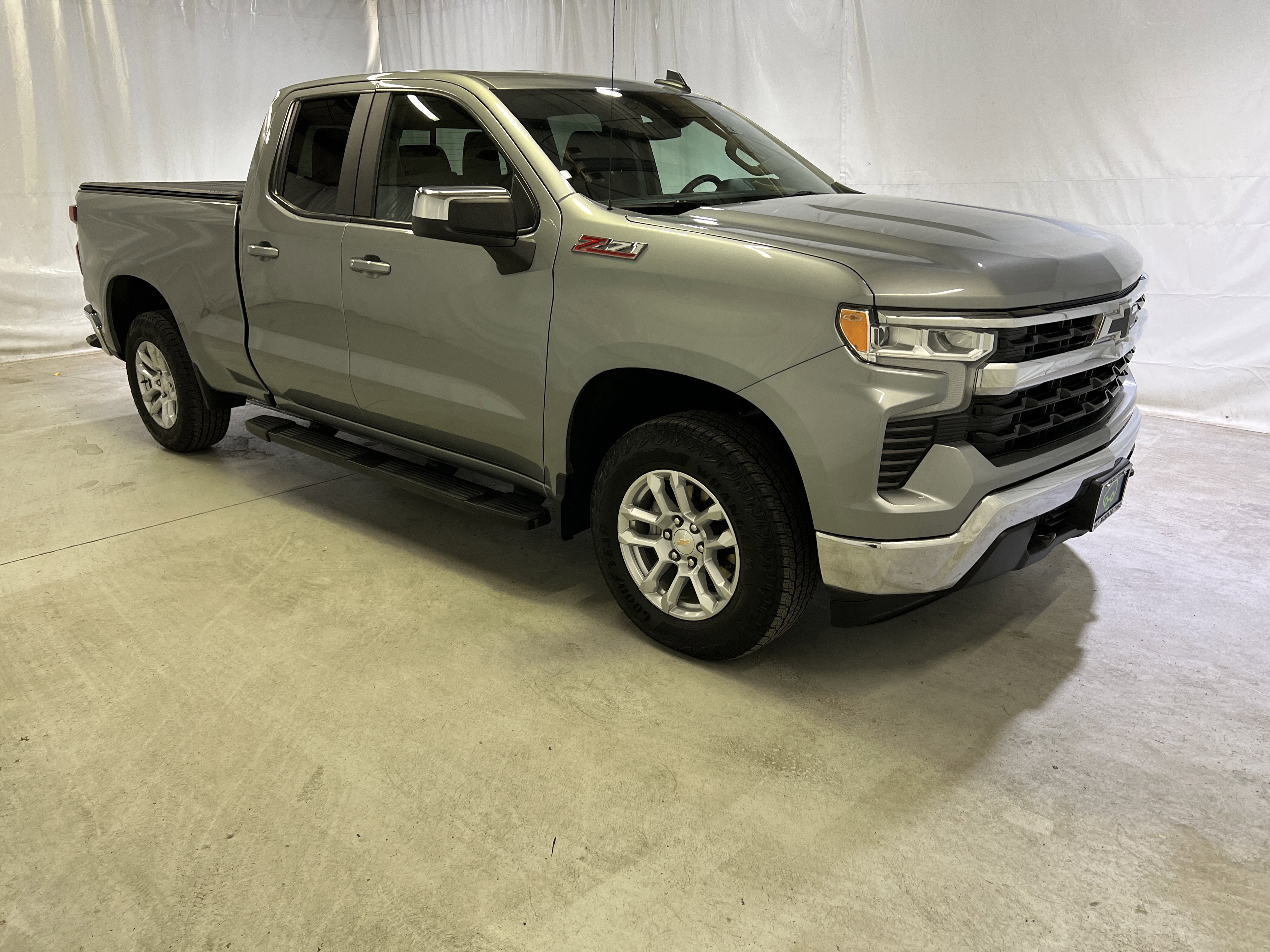 Used 2023 Chevrolet Silverado 1500 LT w/ Z71 Off-Road Package AWD/4WD image 2
