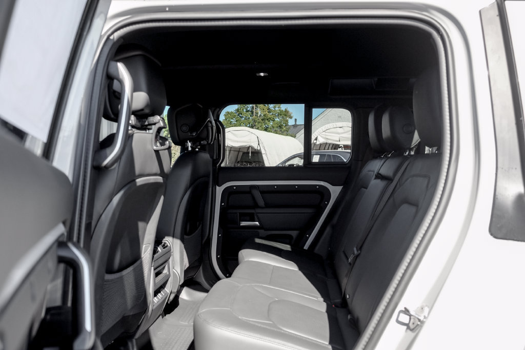 New 2026 Land Rover Defender 110 X-Dynamic SE AWD/4WD image 16
