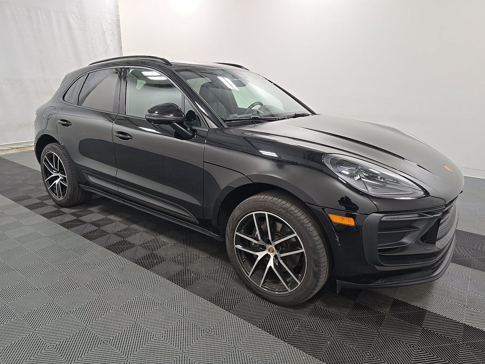 Used 2022 Porsche Macan w/ Premium Package Plus AWD/4WD image 4
