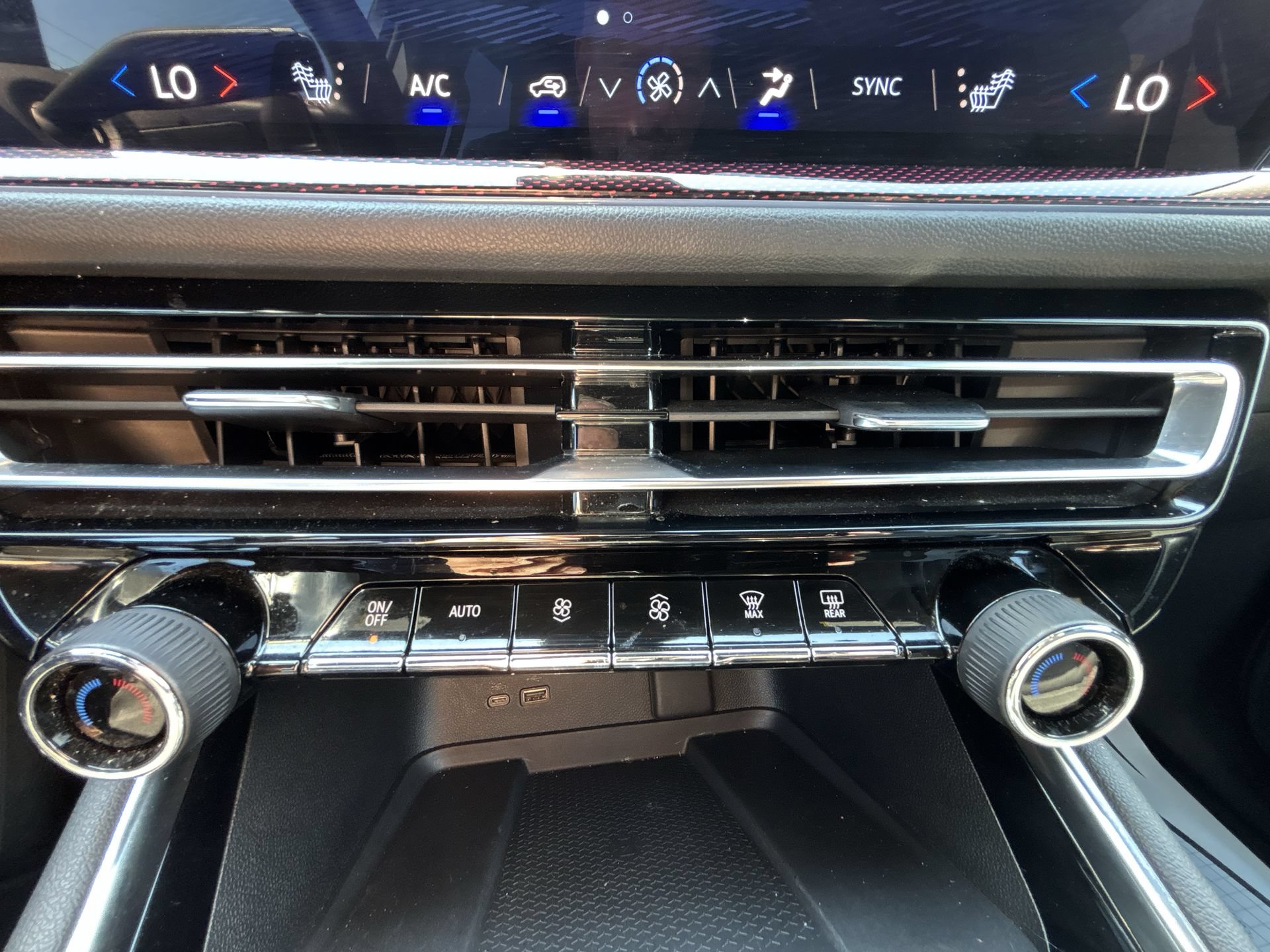 Used 2024 Chevrolet Traverse Z71 w/ LPO, Floor Liner Package AWD/4WD image 17